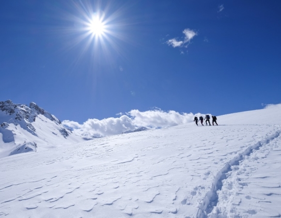 le-soleil-et-les-raquettes-dans -la-neige.jpeg